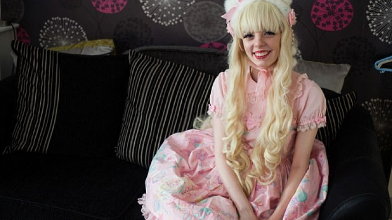 Млада британка похарчи цяло състояние, за да се превърне в истинска секс кукла (СНИМКИ)