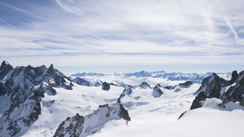 В Швейцария издадоха предупреждение за опасност в Алпите, 13 хил. туристи остават блокирани