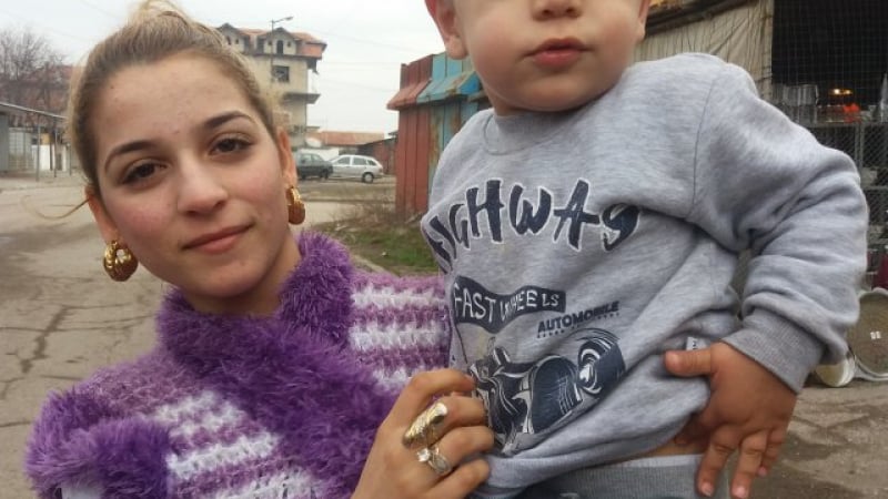 Кошмар в Пазарджик: 2-годишно дете едва не се удави в наводнено мазе (СНИМКИ)