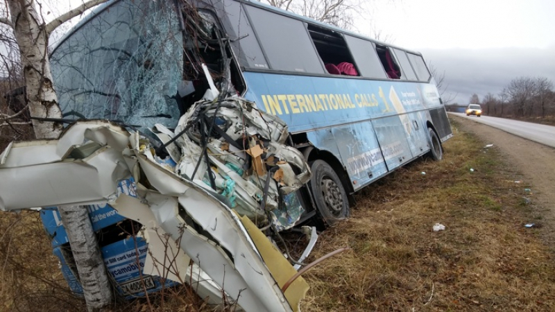 Линейка, която надъни автобус на "Юнион Ивкони", карала ранен работник в „Пирогов” (СНИМКИ)