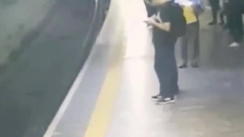 Вижте ужасяващия момент, в който мъж бута пътничка под влак на метрото и след това.... (ВИДЕО)