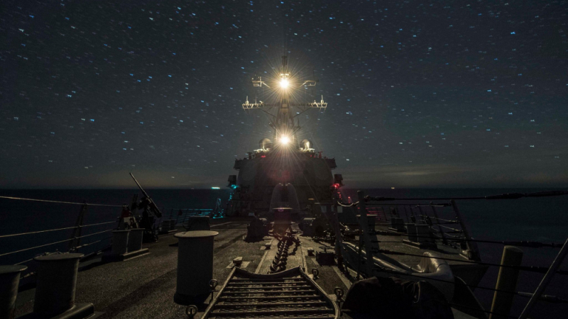 Пентагонът показа какви ги върши разрушителят Carney в Черно море със зрелищни СНИМКИ