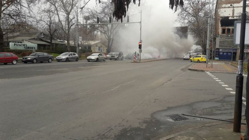 Екшън в Пловдив, гори кола, хвърчат пожарни и полиция 