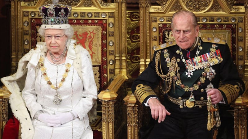 Елизабет II и принц Филип напускат Уиндзор