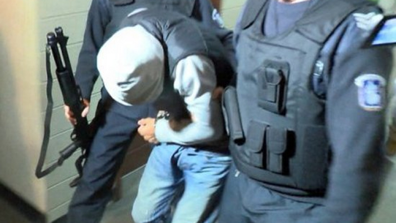 Престъпник нахлу в полицията в Гоце Делчев, развилня се като звяр и стана страшно! 