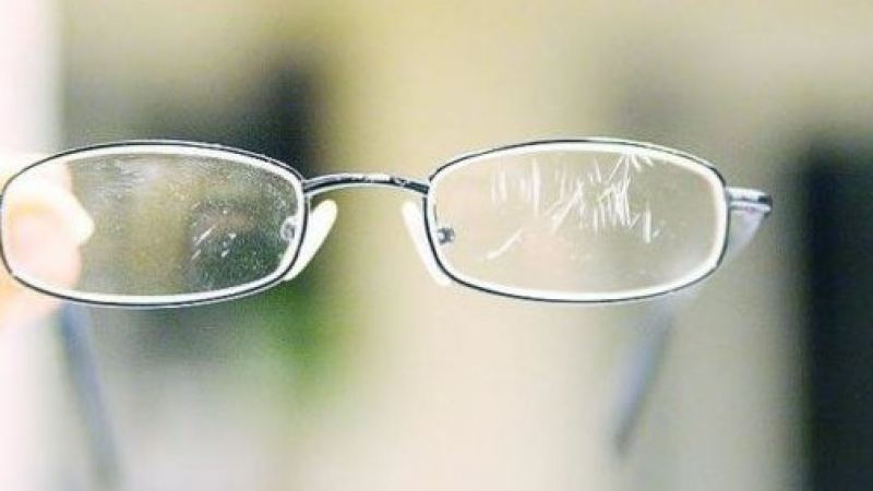 5 лесни начини за премахване на драскотини от очила (СНИМКИ)