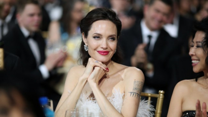 По-силна от всякога! Анджелина Джоли блесна в ослепителен тоалет на филмови награди и накара всички да онемеят (СНИМКИ)