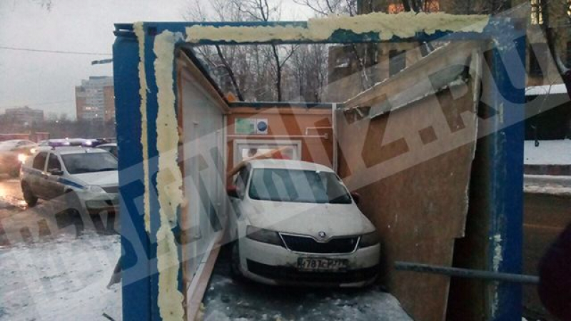Най-необичайната авария в Москва: Контейнер падна върху кола, а последствията изненадаха всички