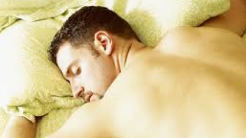 Четири големи ползи за мъжете, които спят голи