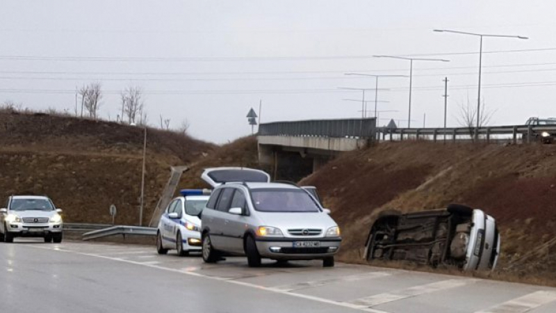 Кола изхвърча от пътя и се обърна при зрелищна катастрофа край София (СНИМКА)