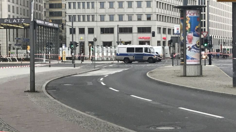Подозрително куфарче вдигна на крак берлинската полиция (СНИМКИ/ВИДЕО)