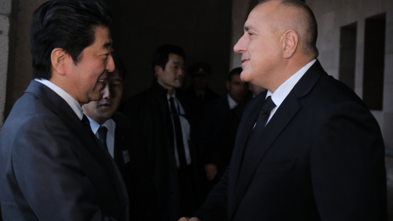 Борисов посрещна японския си колега в Министерски съвет (СНИМКИ)