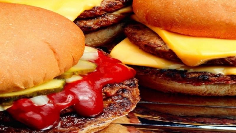Експерти от Бон посочиха най-голямата вреда от бързите храни, не е затлъстяването!