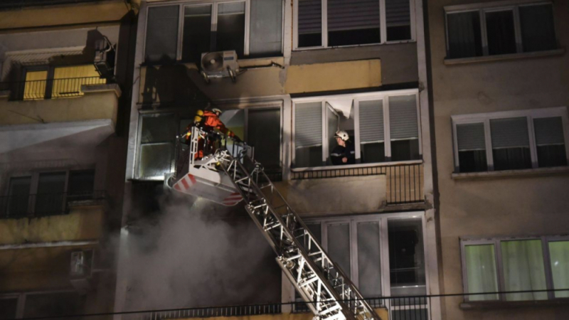 Първи СНИМКИ от драматичната спасителна акция след огнения ад в центъра на София, има пострадали!