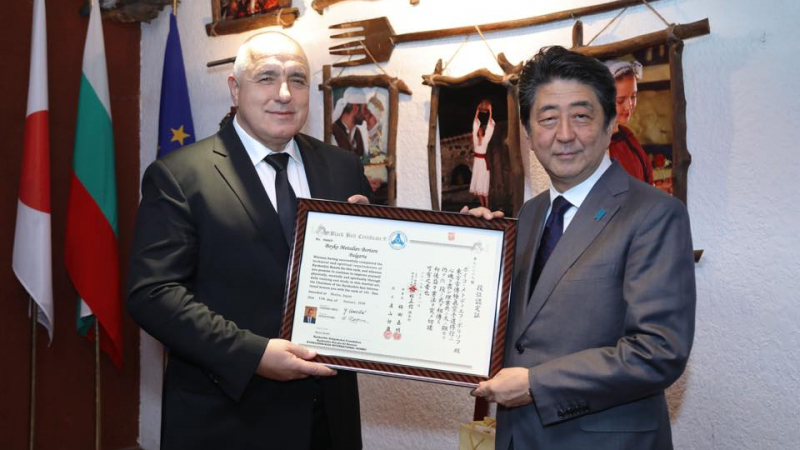 Бойко Борисов получи уникални дарове от Шинзо Абе, специален гост пристигна от Лондон, за да зарадва японския премиер (СНИМКИ)