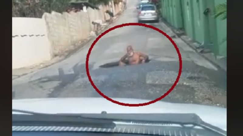 Мъж превърна дупка на пътя в... джакузи и легна в нея да се изкъпе (ВИДЕО)
