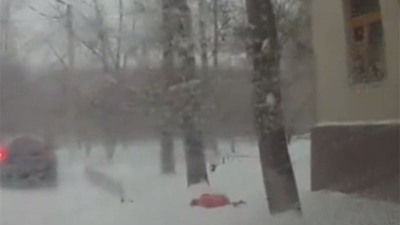 ВИДЕО показа ужасяващия момент, в който родилка пада от прозореца на болница