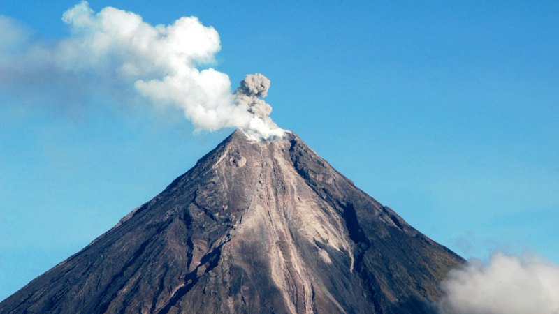 Хиляди са евакуирани заради опасност от изригване на вулкан