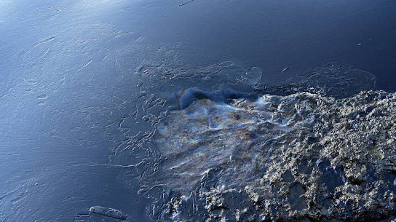 16-километрово нефтено петно остана след танкера, който потъна в Източнокитайско море