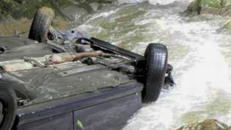 Ловешко "Пежо" цопна в реката край Стражица
