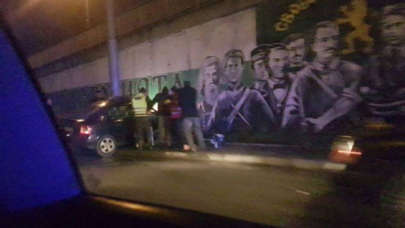 Шофьор без книжка се натресе в бетонна стена в Пловдив  