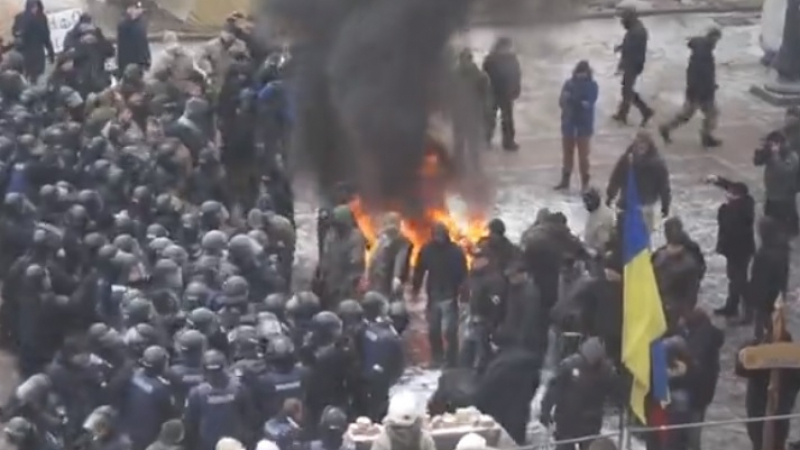 В Киев е страшно – леят се кръв и тупаници на поразия (ВИДЕО)