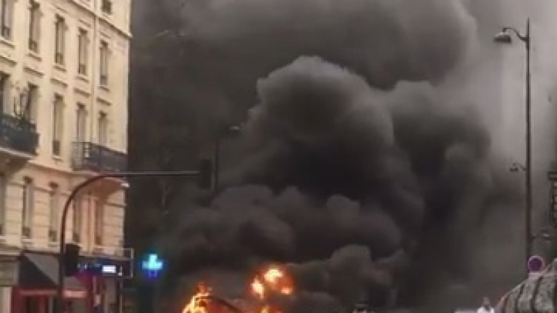 Огнен ад в Париж: Вижте какво остана от този автобус (ВИДЕО)