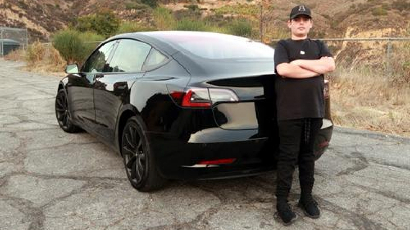 В САЩ е така! 14-годишно пишлеме си купи чисто нова Tesla Model 3 (ВИДЕО)