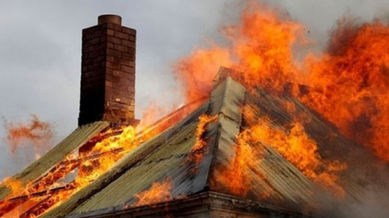 Огнен ад се разрази край Карлово! Пожарникарите трудно гасят заради силния вятър 