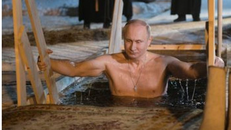 Путин се потопи в ледените води за Богоявление (СНИМКИ/ВИДЕО)