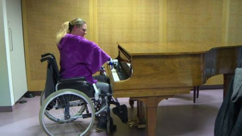 Жена с трансплантирани ръце свири на пиано