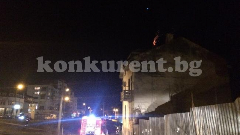 4-етажна къща във Враца изгоря тази нощ (СНИМКИ)