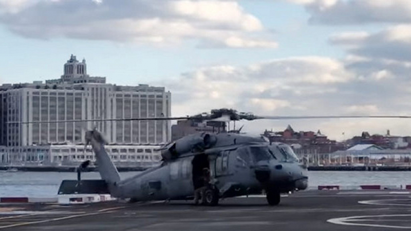 Военноморски вертолет след кацане в Ню Йорк кърти колесник (ВИДЕО) 