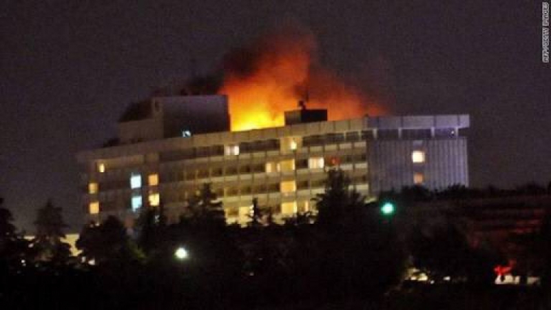 Терористи нахлуха в един от най-луксозните хотели в Кабул! Сградата е в пламъци, армията заварди района (ВИДЕО)