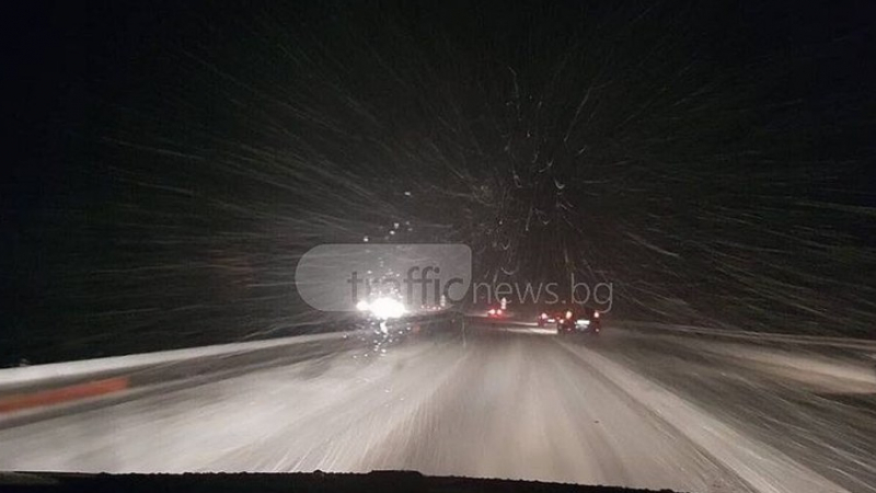 Очевидец: На магистралата между Пловдив и София вали силно, но няма нито един снегорин (Видео)