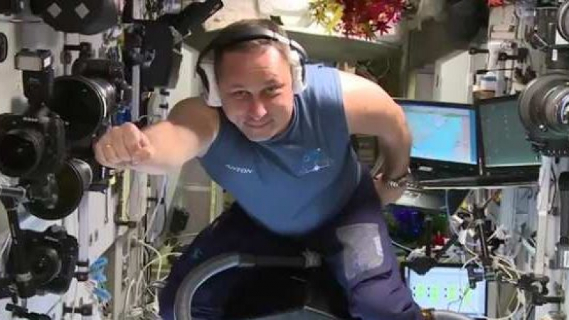 Руски космонавт направи „летателни изпитания“ на прахосмукачка в космоса (ВИДЕО)