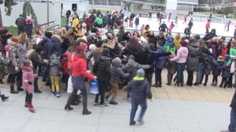 Стотици бургазлии направиха нещо уникално по повод Световния ден на прегръдката (СНИМКА)
