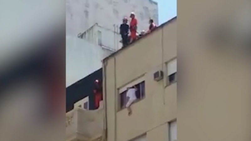 Екстремно ВИДЕО! Пожарникари се хвърлиха от покрив, за да сритат самоубиец и спасят живота му