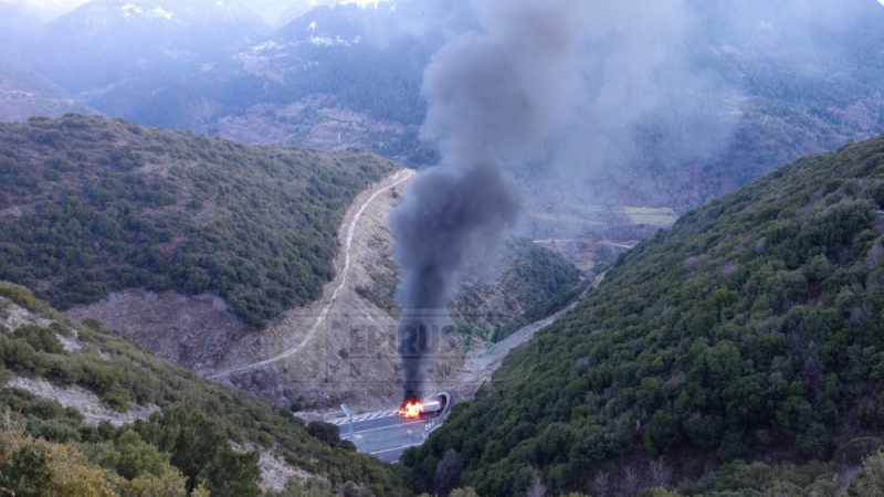 Български ТИР пламна като факла на пътя за Солун (ЗРЕЛИЩНО ВИДЕО)