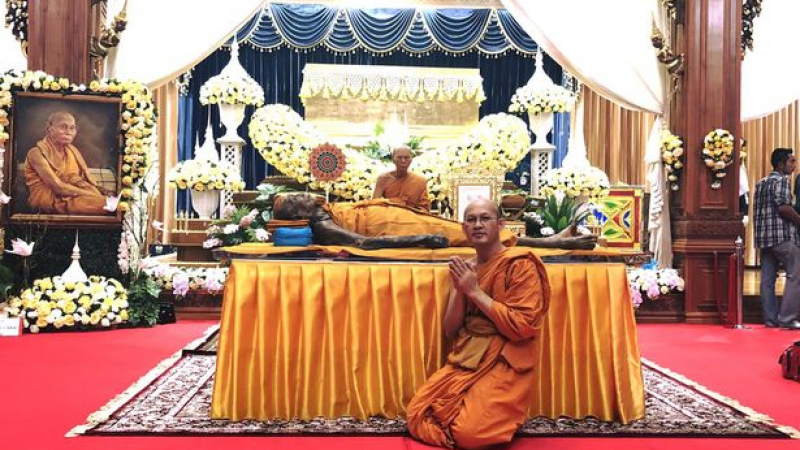 Будистки монах смая всички след като ексхумираха трупа му от ковчега (СНИМКИ)