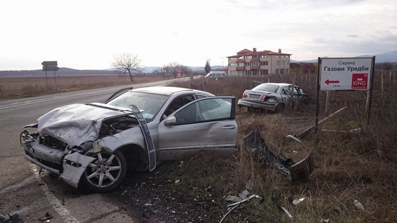 Зрелищно меле в БЛИЦ TV: Две коли се помляха в Карловско, трима са в болница
