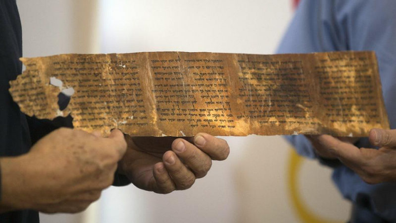 Учените разшифроваха текста на един от древните свитъци от Мъртво море (СНИМКИ)