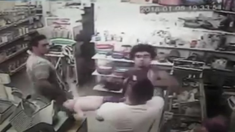 Шокиращ инцидент: Посетител в магазин нокаутира бебе при бой с баща му (ВИДЕО 18+)