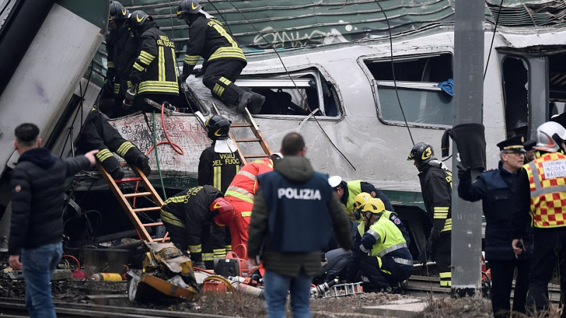 Поне 2 убити и над 100 ранени край Милано в дерайлирал влак (ВИДЕО/СНИМКИ) 
