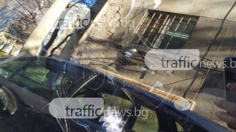 Вендета или хулиганство? Строшиха стъклата на 3 автомобила в центъра на Пловдив (СНИМКИ)