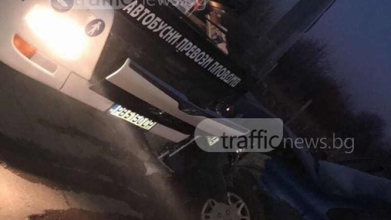 Кола се вряза в автобус с пътници в Пловдив (СНИМКИ)