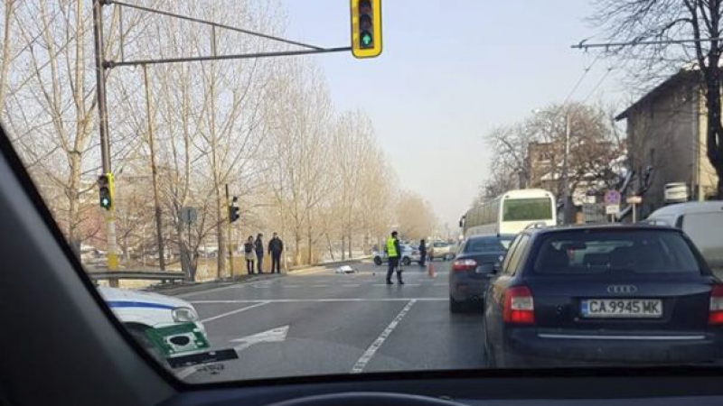 Огромна трагедия! Пешеходец изхвърча, пометен от преминаващ автомобил, и умря на място в центъра на София  (СНИМКА 18+)