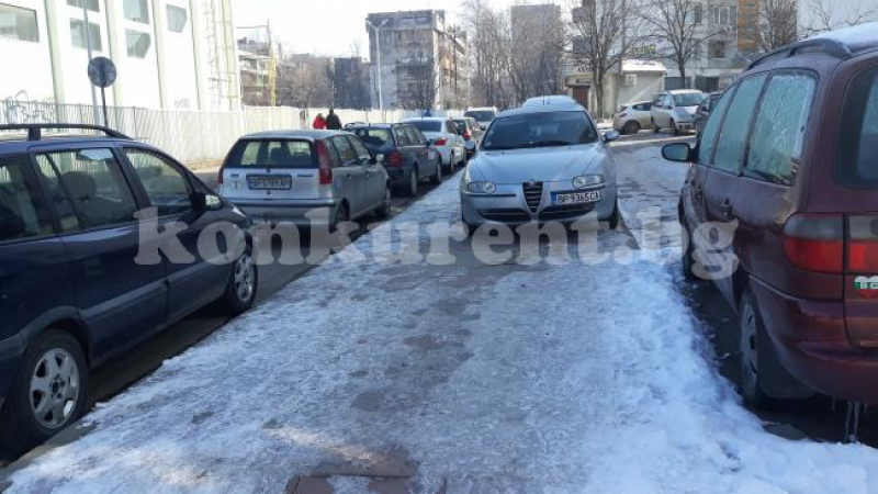 Във Враца се паркира така, точка! (СНИМКИ)
