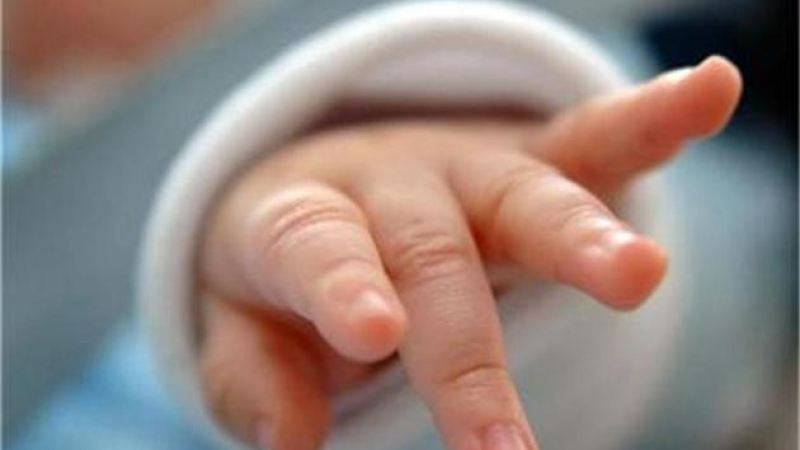 Сърцераздирателна СНИМКА! Лекар направи невероятен жест към умиращо бебенце
