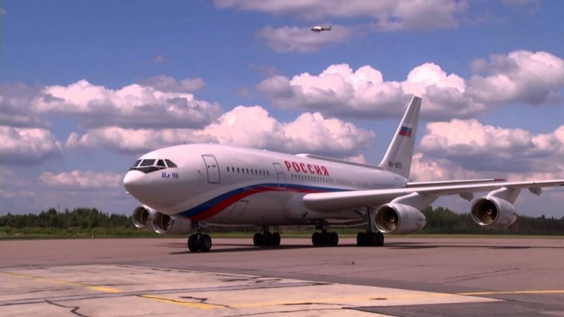 Летяща крепост: Чужденци се прехласнаха по самолета на Путин Ил-96 и не спират да го хвалят (ВИДЕО)